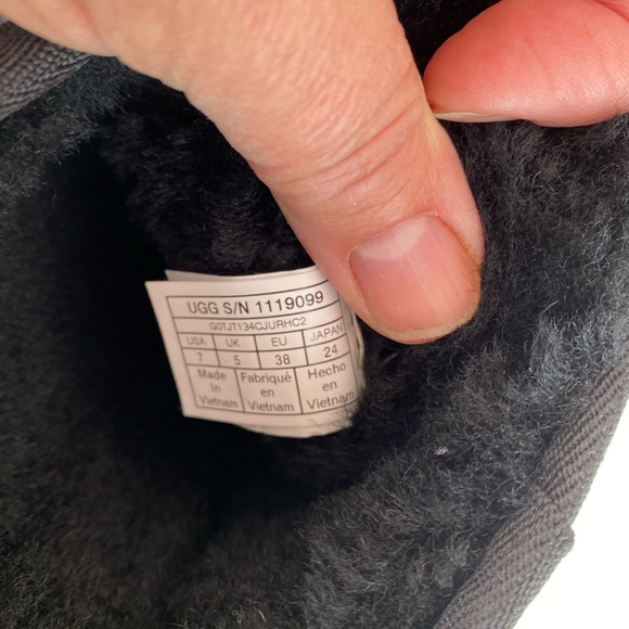 NWOB UGG CLASSIC SHORT BOOTS - Picture 8 of 10